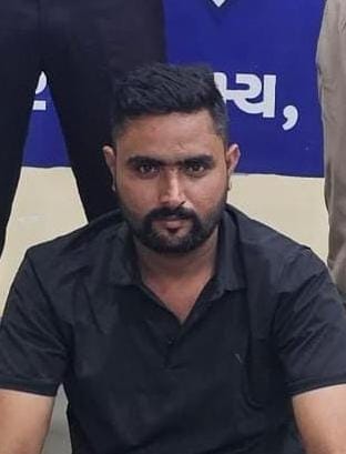 कडोदरा GIDC पुलिस ने नवसारी रूरल पुलिस स्टेशन में प्रोहिबिशन केस के वांछित आरोपी को गिरफ्तार किया
