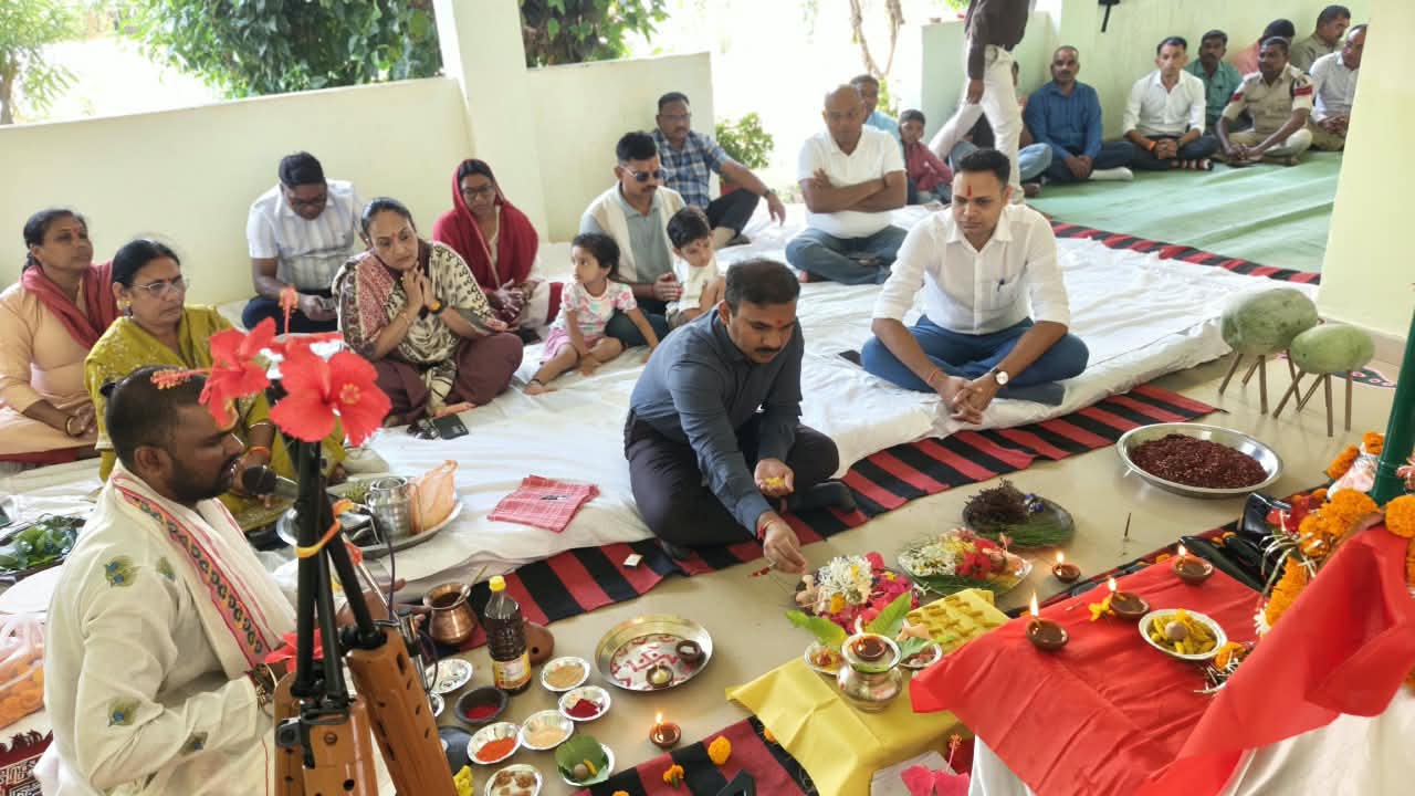 विजयादशमी के पावन अवसर पर पुलिस लाइन बालोद में विधिवत शस्त्र पूजन एवं हवन का आयोजन