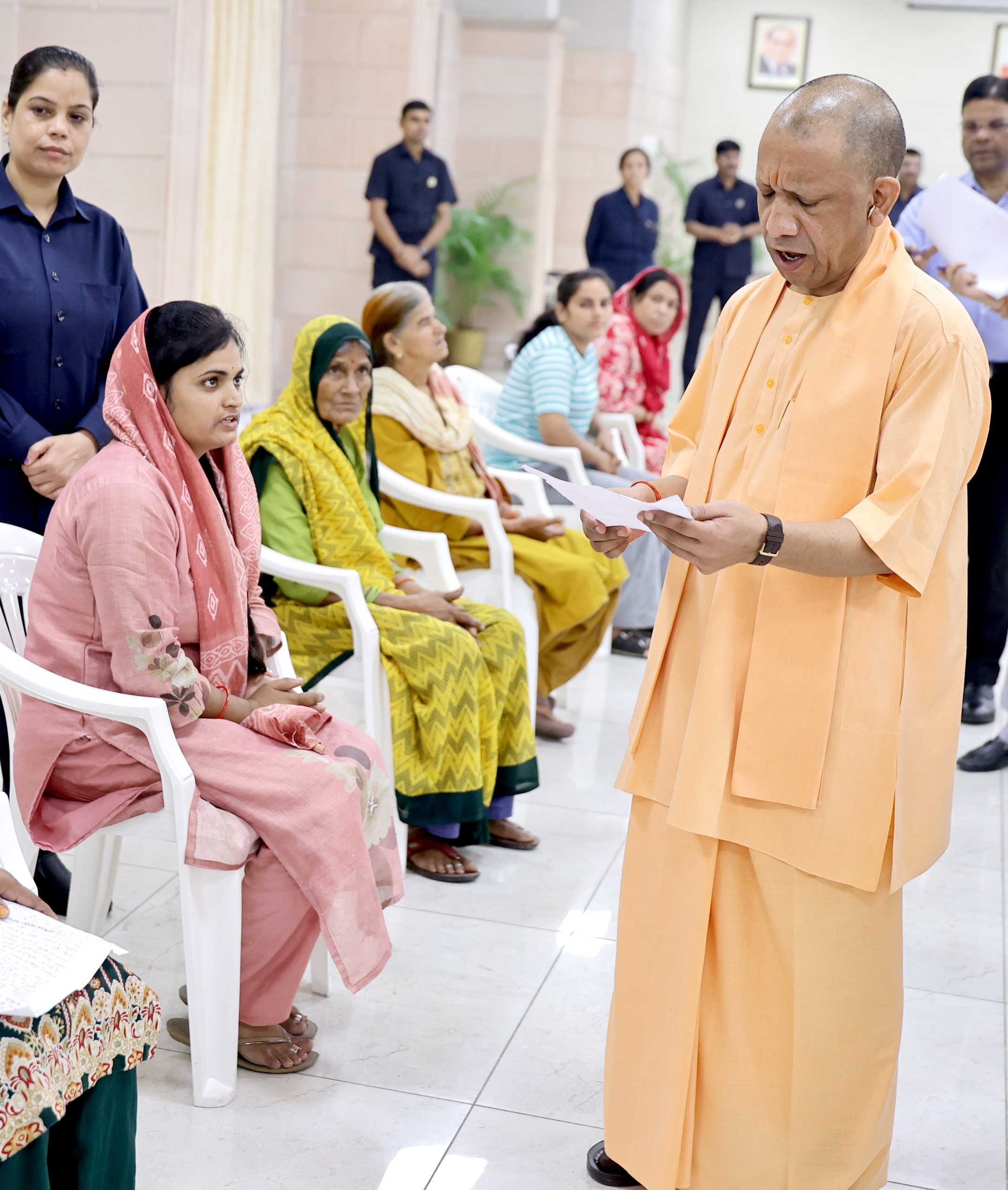 उत्तर प्रदेश के मुख्यमंत्री योगी आदित्यनाथ ने सोमवार सुबह ‘जनता दर्शन’ में लोगों की समस्याएं सुनीं और उनके निस्तारण के लिए अधिकारियों को जरूरी निर्देश दिए